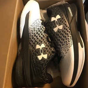 UA Clutchfit Drive 3 Low basketball shoe!